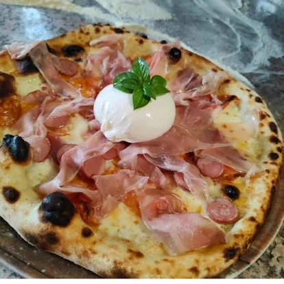 Pizza Regina con Burrata fresca, Prosciutto Crudo e Basilico